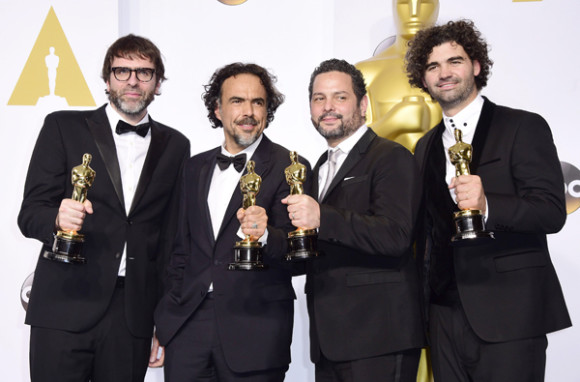 El argentino Nicolas Giacobone, el mexicano Alejandro G. I&ntilde;&aacute;rritu, el estadounidense Alexander Dinelaris Jr. y el tambi&eacute;n argentino Armando Bo posan con el Oscar al mejor gui&oacute;n original por "Birdman".  