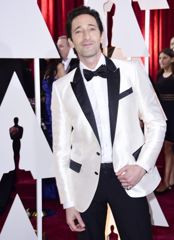 Adrien Brody arriesg&oacute; con su traje. 