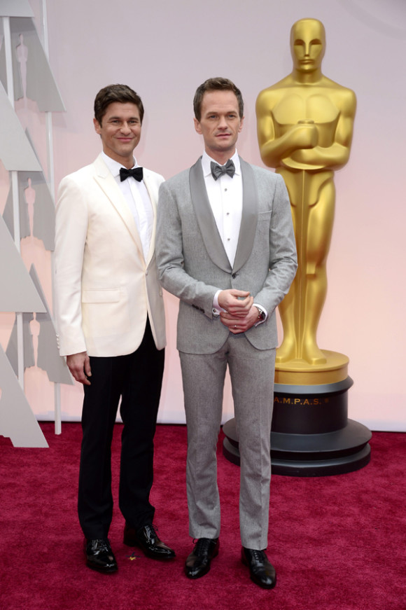 Neil Patrick Harris (R) y su esposo David Burtka (L) llegan a la 87&trade; ceremonia anual de premios de la Academia en el teatro Dolby en Hollywood, California.
