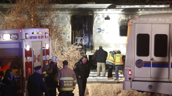 Investigadores revisan el lugar del accidente entre un tren Metro-North Railroad y un vehículo