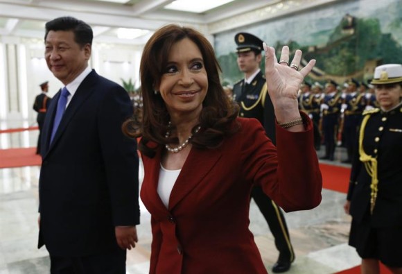 La presidenta argentina, Cristina Fernández de Kirchner (dcha), saluda, acompañada por el presidente chino, Xi Jinping (izda)