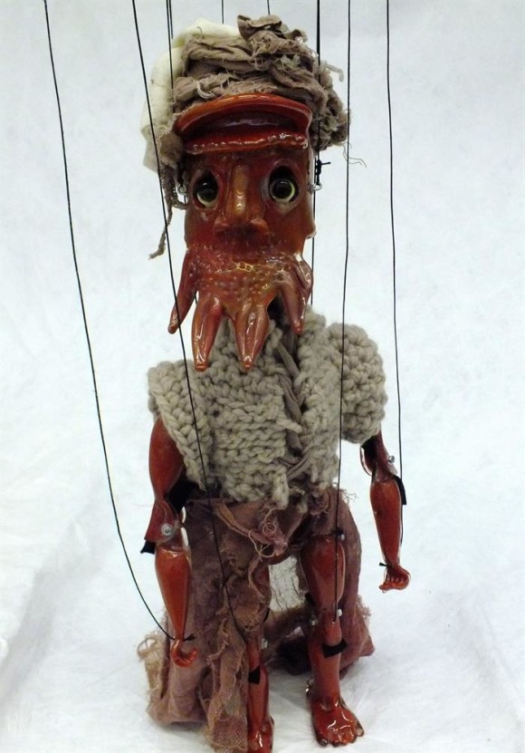  En lo que han llamado sus comisarios "el espect&aacute;culo de t&iacute;teres m&aacute;s macabro jam&aacute;s realizado", la exposici&oacute;n "Cabaret Crusades" proyecta la trilog&iacute;a del artista egipcio Wael Shawky en la que narra con lujosas marionetas la historia de Las Cruzadas desde el punto de vista musulm&aacute;n. 