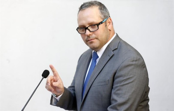 Sebastián Dávalos, hijo mayor de la presidenta de Chile, Michelle Bachelet, ofrece una rueda de prensa en el Palacio de La Moneda, en Santiago (Chile) para presentar su renuncia al cargo de director sociocultural de la Presidencia, tras un polémico negocio inmobiliario llevado a cabo por su esposa, Natalia Compagnon.
