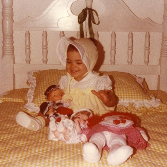 Cynthia Olavarría, colgó ésta simpática foto de niña el 28 de enero con este mensaje: Gracias Dios por permitirme seguir marcando almanaques con salud y por llenar mi calendario de bendiciones. ¡Hoy comenzamos a escribir otro tomo de nuestra enciclopedia, el mejor!