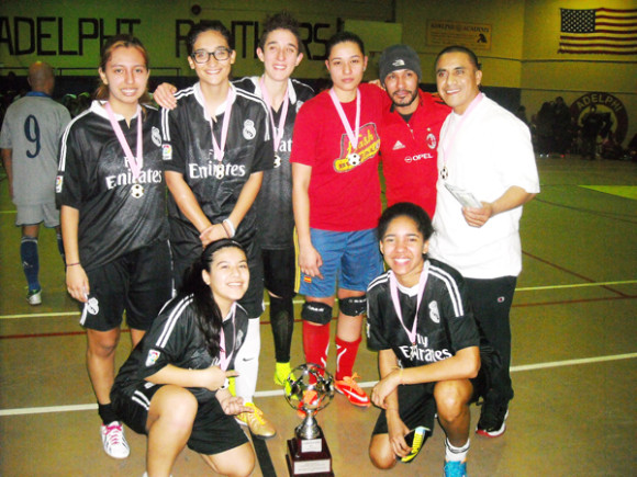 Las jovencitas del equipo DorianScraps que gallardamente conquistaron el primer campeonato en la categoría Damas en la Brooklyn Champions League. Aquí posando con el trofeo de campeonas y uno de sus dirigente mostrando el premio en efectivo que recibieron. (Foto Buki Chapin).