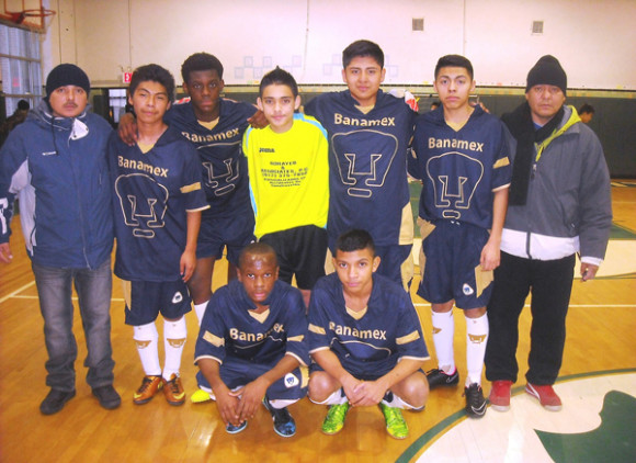Los integrantes del sexteto Pumas acompañados por sus máximos dirigentes, que viene cosechando buenos triunfos en el campeonato categoría U-15, en la Latin United Youth Soccer League. (Foto Buki Chapin).