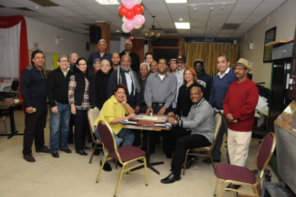 Tony Pimentel, presidente del Centro Cultural y Deportivo de NY rodeado de amigos y socios hace el saque de honor para dejar inagurado en primer torneo de dominó entre socios y amigos.