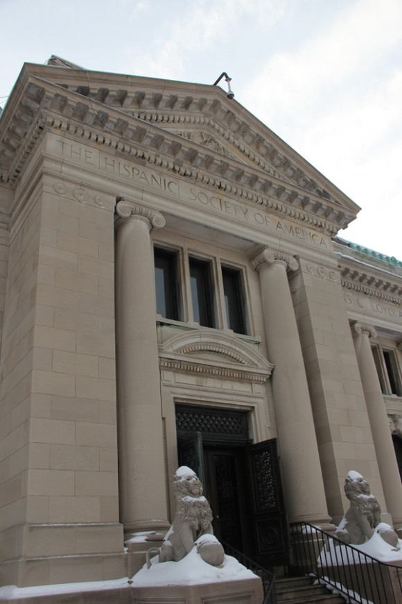 La entrada principal a la Sociedad Hisp&aacute;nica de Am&eacute;rica en el 613 West de Broadway, entre las calles 155 y 156 de Manhattan, recibe a visitantes de todo el mundo, no solo para investigaciones especializadas, tambi&eacute;n para conocer los tesoros hist&oacute;ricos que alberga.