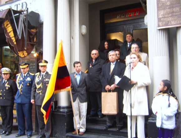 Ceremonia Anual Conmemorativa del Nacimiento de Galo Plaza en Nueva York, al pie de la placa en su lugar de nacimiento, realizada en febrero del 2009, a la cual fueron invitados el Ex Embj. Luis Gallegos, a quien se le entregó un reconocimiento, el empresario Napoleón Barragán, la cantante Cecilia Villar, el entones concejal neoyorquino Alan Gerson, entre otros.