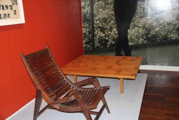 Entre las obras que incluye la muestra se encuentra una mesa de madera tallada en estilo abstracto (en la parte posterior de la gr&aacute;fica) creaci&oacute;n del artista venezolano Miguel Arroyo, la cual el curador Jorge F. Rivas P&eacute;rez explica, &ldquo;permite apreciar el inicio del arte abstracto y es adem&aacute;s una hermosa obra de arte, una pieza de arte estilizado para usar&rdquo;. 