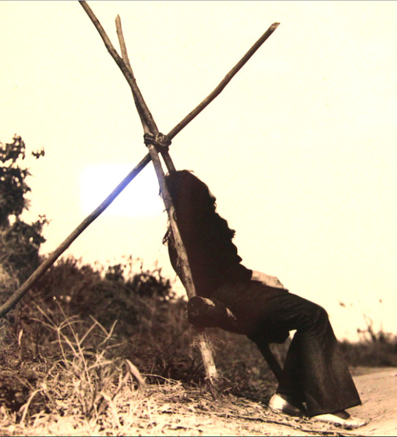  Cadeira de beira de estrada, en portugu&eacute;s o &ldquo;silla del camino&rdquo;, es la obra de la artista italo-brasilera Lina Bo Bardi, cuya creaci&oacute;n original (1967), bosquejos del dise&ntilde;o y fotograf&iacute;a de la artista utiliz&aacute;ndola, son parte de la muestra Moderno, expuesta en la Sociedad de las Am&eacute;ricas.