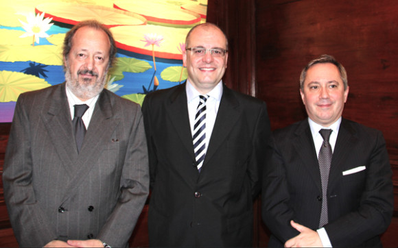 Luego de su concierto y durante la recepci&oacute;n ofrecida en su honor, Mart&iacute;n D&iacute;az comparti&oacute; con los asistentes y disfrut&oacute; de las exhibiciones de arte en la Galer&iacute;a del Consulado General de Argentina. Pos&oacute; para nuestro lente junto al Embajador Luis P&eacute;rez Gabilondo, C&oacute;nsul General de Argentina en Nueva York (Izq.) y Eduardo Almirantearena, C&oacute;nsul General Adjunto de esa misma representaci&oacute;n diplom&aacute;tica (Der.).