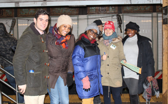 De izquierda a derecha, Ned Nakles, Nefeertari Kirkman-Beg, Natasha Saxton, Gabriella Amabile y Mandy Clarke son un grupo de los tres mil voluntarios que salieron a las calles de Nueva York en la noche del 9 de febrero para asistir a las personas que viven en las calles de algunos barrios de Manhattan y que rechazan los albergues que ofrece la alcald&iacute;a. 