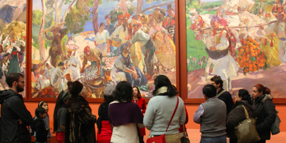 El grupo organizado por Juan Recam&aacute;n del Museo de Queens, escuch&oacute; atentamente la charla educativa que durante el tour ofreci&oacute; al grupo Cristina Domenech, Coordinadora de Educaci&oacute;n y Programas P&uacute;blicos de la instituci&oacute;n.