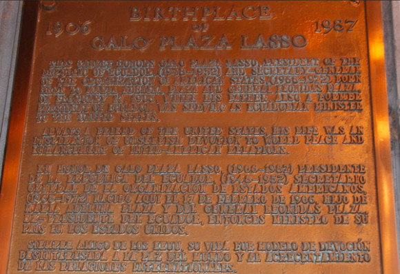 Placa ubicada en el lugar de nacimiento de Galo Plaza, 5 West de la calle 8, entre la Quinta y Sexta Ave. de Manhattan, que fue colocada en 1988, un año después de la muerte del reconocido líder internacional y la cual fue abandonada hasta el 2006, cuando celebramos el centenario de su nacimiento.