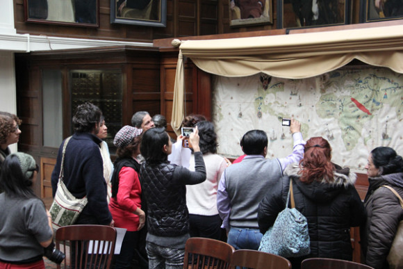 Las ni&ntilde;as que participaron en el tour muy alegres e interesadas fotografiaron todo cuanto les llam&oacute; la atenci&oacute;n. En la gr&aacute;fica precisamente al pie de uno de los coloridos murales del pintor espa&ntilde;ol Joaqu&iacute;n Sorolla.