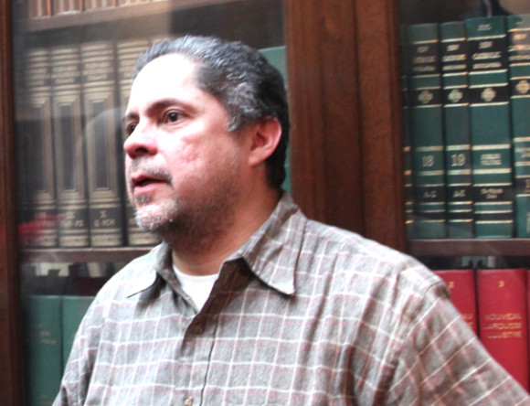  William Salgado de origen colombiano, es bibliotecario de la Sociedad Hisp&aacute;nica desde el 2006. Encargado de la catalogaci&oacute;n y referencia bibliogr&aacute;fica, nos cuenta que la mayor&iacute;a de usuarios son investigadores que preparan sus tesis doctorales, en su mayor&iacute;a de Espa&ntilde;a y comenta: &ldquo;Me parece muy curioso que para estudiar a Espa&ntilde;a tengan que venir a Nueva York&rdquo;.