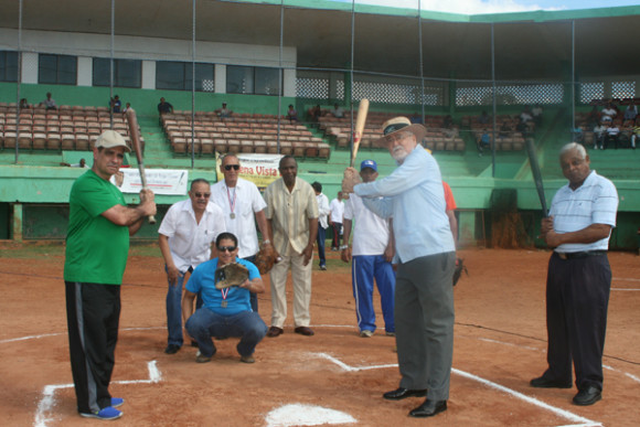 Los bateadores de honor: periodista H&eacute;ctor J. Cruz, H&eacute;ctor Pacheco y Jos&eacute; Guerrero y como receptores actuaron Danilo (Polo) Infante, Santo Bonet y Ney Pellerano Ruiz. El General Marcos A. Jim&eacute;nez, Orlando (Beb&eacute;) Guerrero y Rafael Isenia, actuaron como &aacute;rbitros.