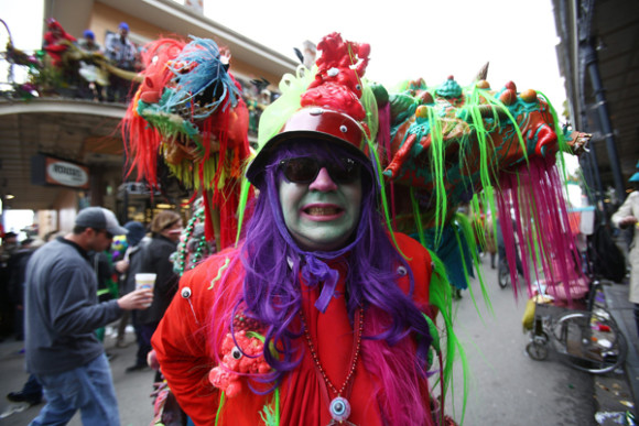 Un participante con el nombre de "Scary Toesies" asiste al desfile del carnaval Mardi Gras en Nueva Orleans.