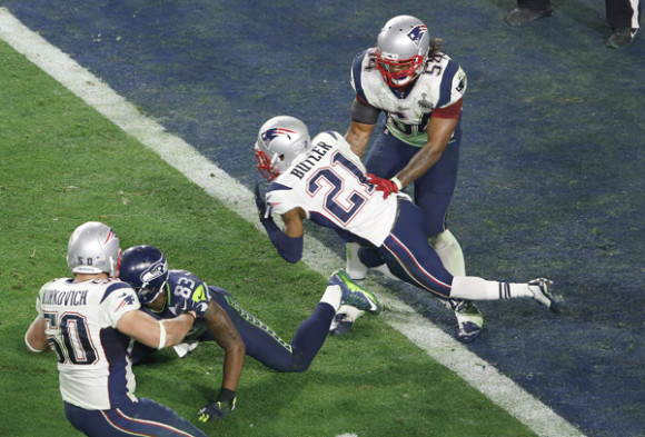 Malcolm Butler (C) de los Patriots de Nueva Inglaterra intercepta el pase en los últimos segundos de Super Bowl XLIX.