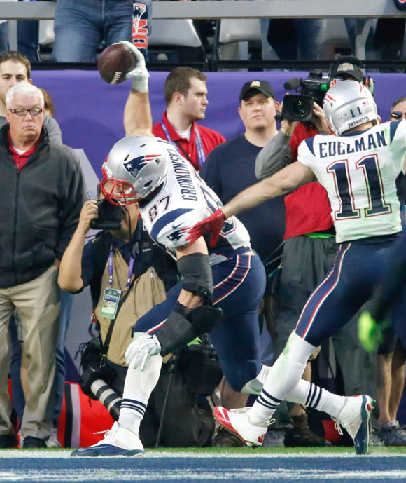 Rob Gronkowski (i) de los Patriots de Nueva Inglaterra despues de anotar un touchdown.