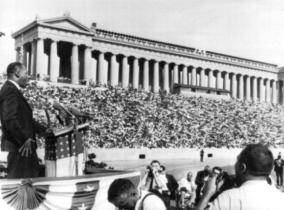 El doctor Martin Luther King, dirigente pro derechos civiles, durante el mitin ante 70.000 seguidores. 