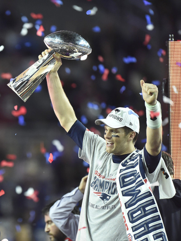El mariscal de los Patriots de Nueva Inglaterra Tom Brady sostiene el trofeo Vince Lombardi despues de ganar Super Bowl XLIX.