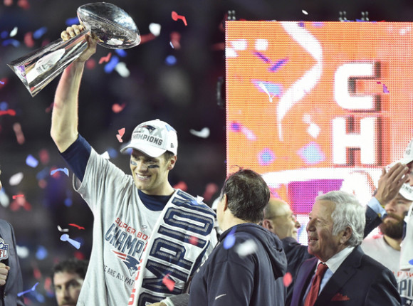 El mariscal de los Patriots de Nueva Inglaterra Tom Brady sostiene el trofeo Vince Lombardi despues de ganar Super Bowl XLIX.