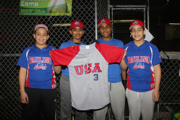 Los gemelos Kevin y Kelvin Marte, junto a Orlando Sosa y Matthew Victoria, cuatro pilares del equipo estadounidense quienes aspiran al título del Mundialito de Moca. (Foto Martín Zapata)