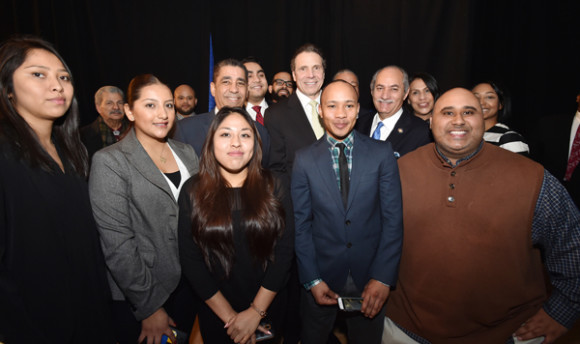 De izquierda a la derecha el senador Adriano Espaillat, el gobernador Andrew Cuomo y el asambleísta Guillermo Linares, rodeado de jóvenes estudiantes.