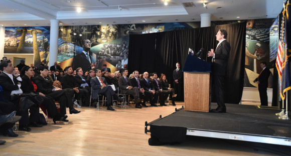 Gobernador Andrew Cuomo cuando se dirigía al público.