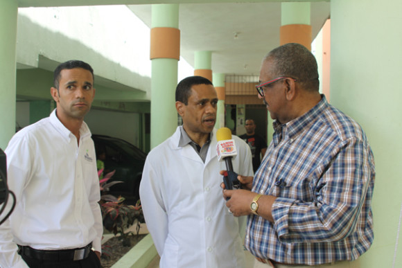 Dr. Juan Tapia-Mendoza conversa con Ramon Anibal sobre el projecto.