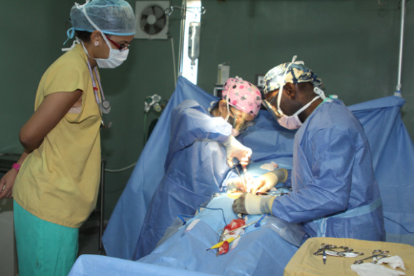 Médicos operando.