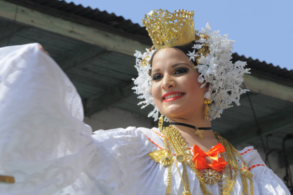 Una mujer durante su participacion en el Festival de las Mil Polleras, realizado en la ciudad de Las Tablas, provincia de Los Santos.