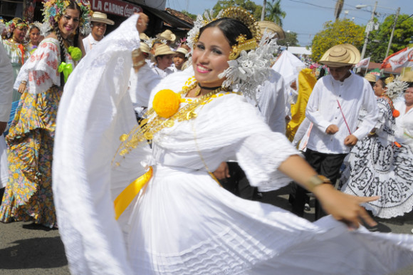 Una mujer baila durante su participacion en el Festival de las Mil Polleras, realizado en la ciudad de Las Tablas, provincia de Los Santos.