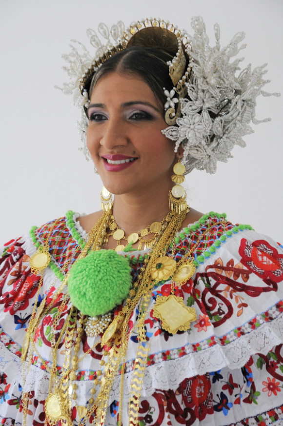 Plano medio de una mujer mostrando las diversas prendas con las que se complementa el traje típico de Panamá, denominado "pollera" previo a su participación en el Festival de las Mil Polleras.