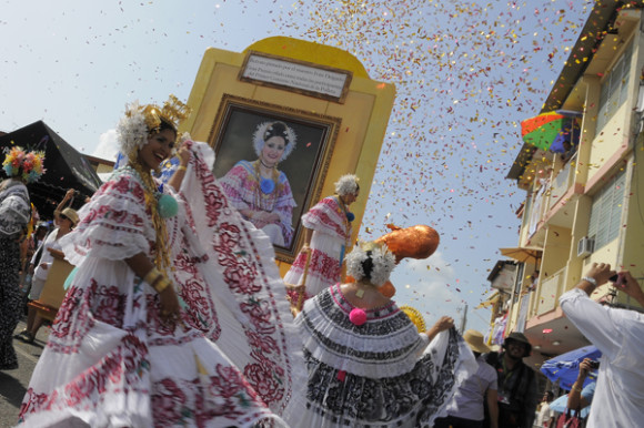 Una mujer posa para los visitantes durante su participacion en el Festival de las Mil Polleras, realizado en la ciudad de Las Tablas, provincia de Los Santos.