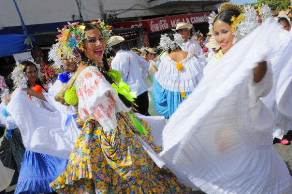 Mujeres bailan mientras visten con el traje típico de Panamá, denominado "pollera" durante su participacion en el Festival de las Mil Polleras.