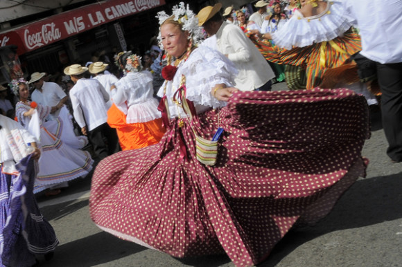 Una mujer baila mientras viste con el traje típico de Panamá, denominado "pollera" durante su participacion en el Festival de las Mil Polleras, realizado en la ciudad de Las Tablas, provincia de Los Santos.