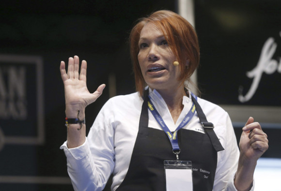 La colombiana Leonor Espinosa, chef del restaurante "Leo cocina y cava" en Bogot&aacute;, durante su intervenci&oacute;n en la &uacute;ltima jornada de la decimotercera edici&oacute;n de la cumbre gastron&oacute;mica internacional Madrid Fusi&oacute;n, dedicada a las "Cocinas viajeras", en la que dio a conocer la cocina mestiza de su pa&iacute;s. 