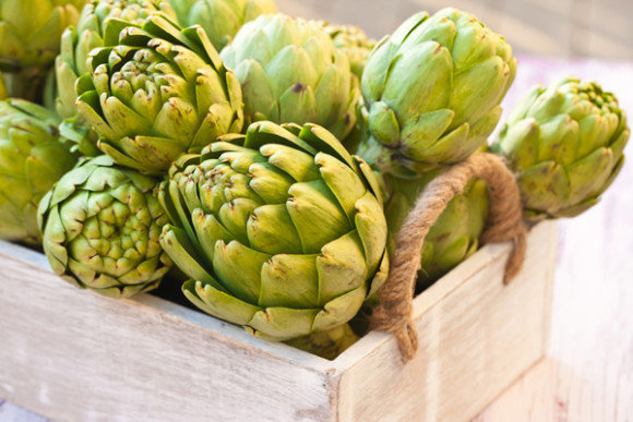 La alcachofa ayuda a limpiar el h&iacute;gado gracias a ingredientes activos como los &aacute;cidos grasos, las vitaminas y las enzimas.