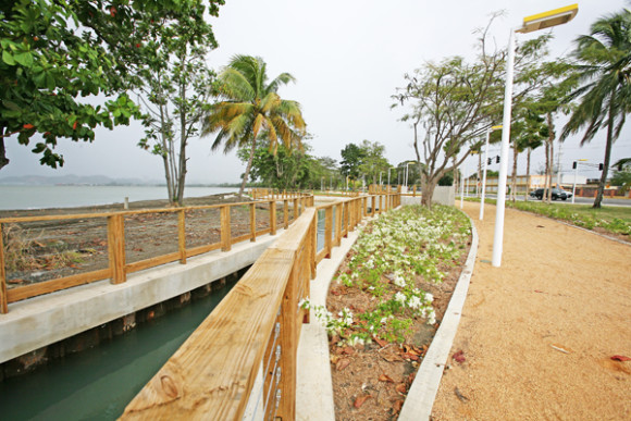 Detalle del paseo marítimo de la ciuda de Mayagüez.