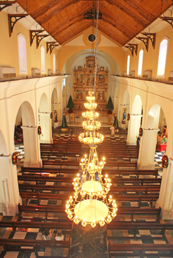 Interior de la catedral de la Candelaria en Mayagüez.