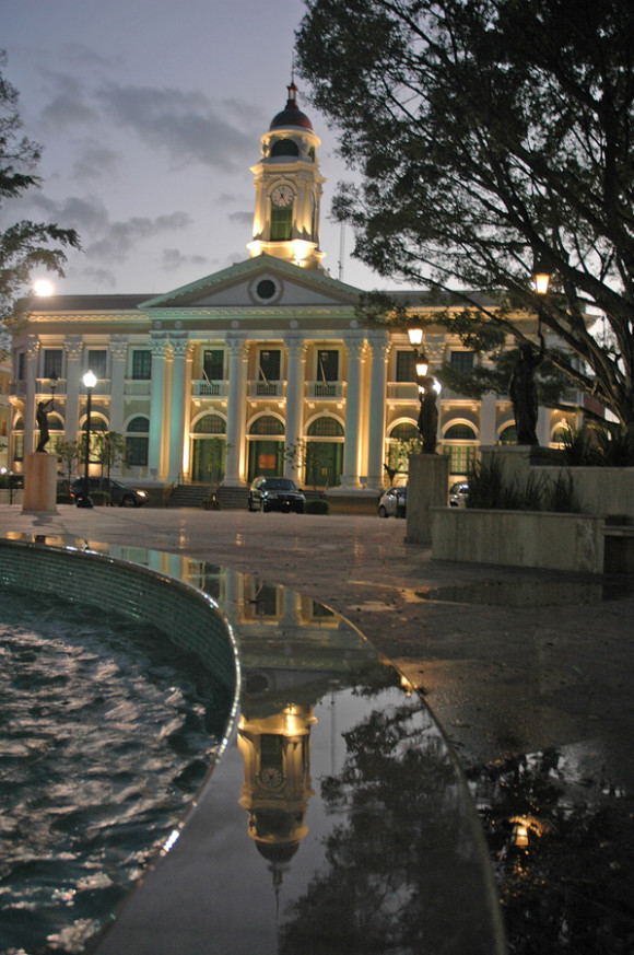 Una imagen de la Alcaldía de Mayagüez de noche.
