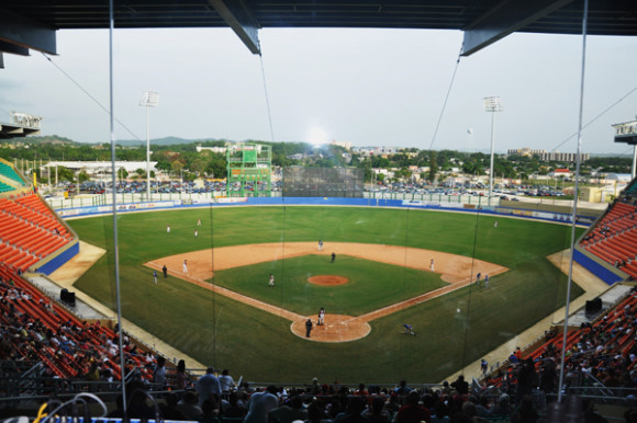 Los Indios de Mayagüez disputando un partido en su estadio.
