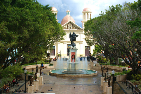 Imagen de la céntrica Plaza de Colón en Mayagüez.