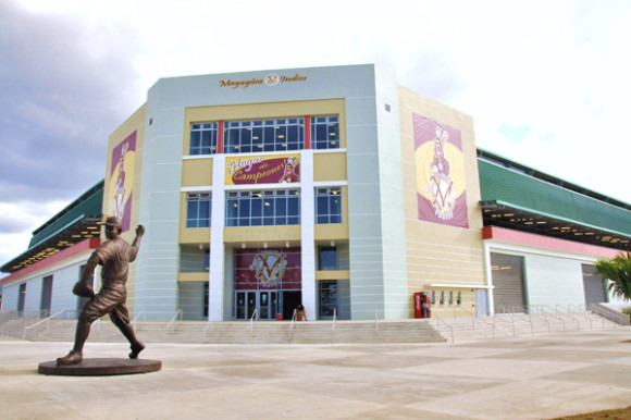 Imagen de la entrada principal del estadio de baseball Isidoro García, sede del equipo de los Indios de Mayagüez.