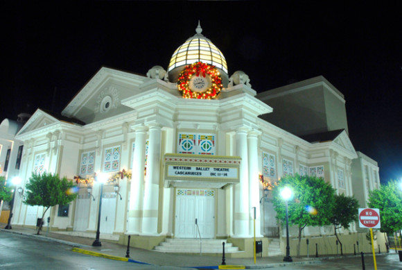 Una imagen de la entrada principal del teatro Yagüez, en la ciudad de Mayagüez.
