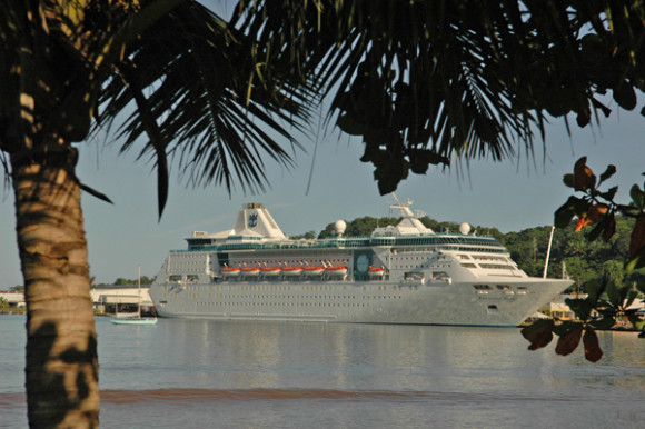 Un ferry de recreo anclado en aguas de la Bahía de Mayagüez, en la costa oeste de la isla de Puerto Rico.