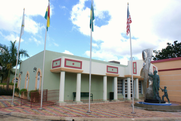 Entrada principal del museo Eugenio Maria de Hostos, donde se observa una estatua en su honor.